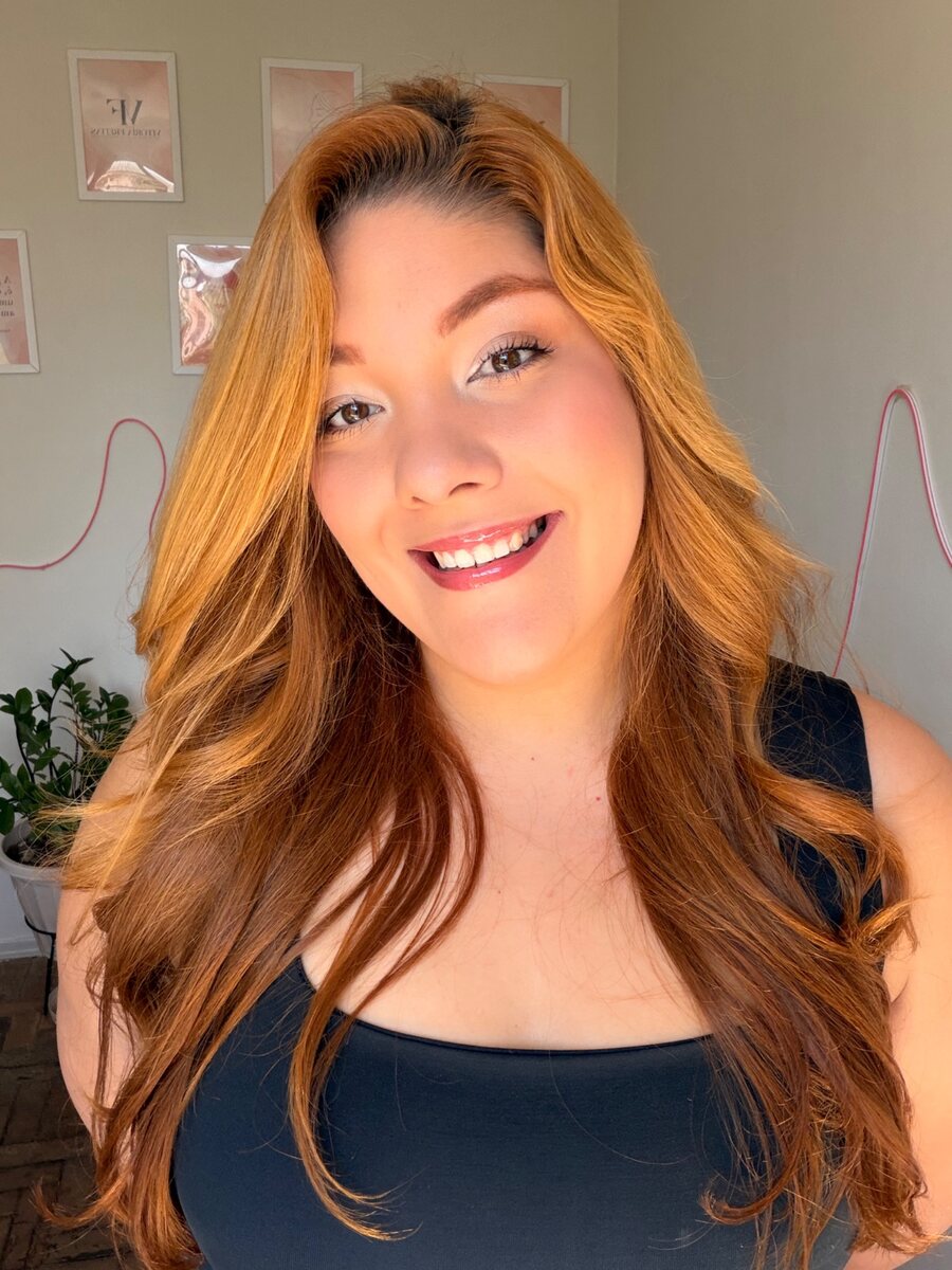 Vitória Freitas sorrindo em retrato com luz natural